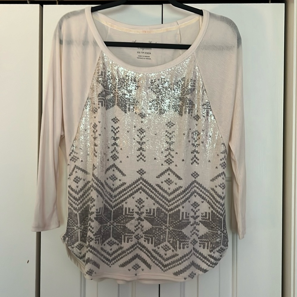 Women’s/Juniors American Eagle Outfitters cream top with design